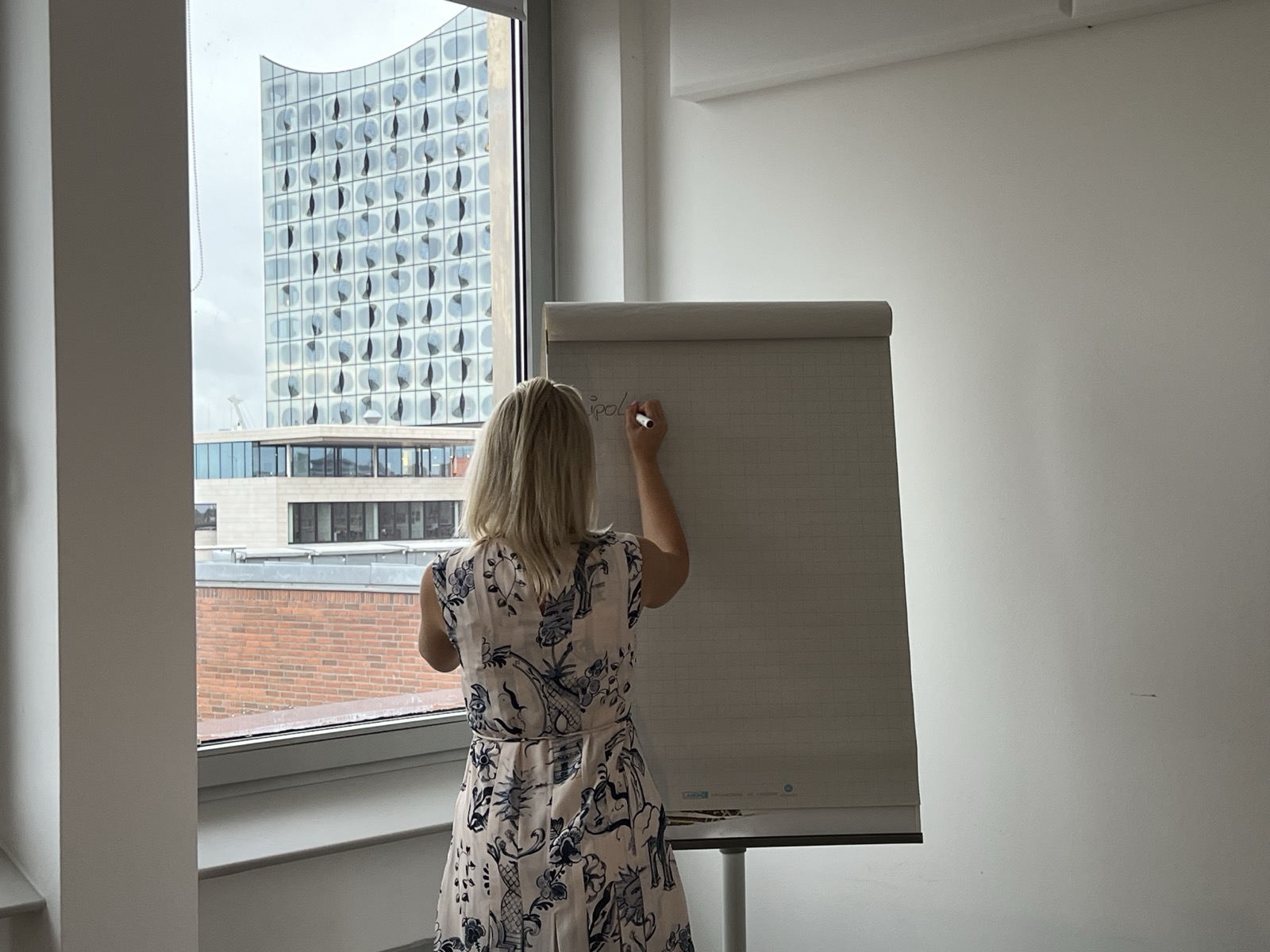Stefanie beim Coaching mit Blick auf die Elbphilharmonie