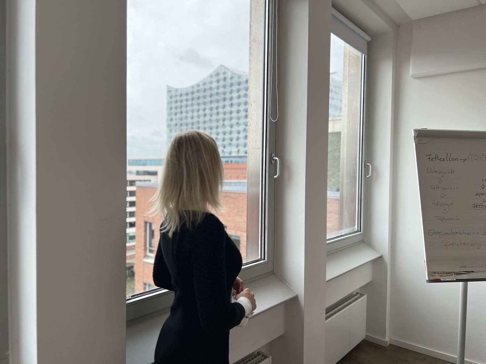 Stefanie mit Blick auf die Elbphilharmonie